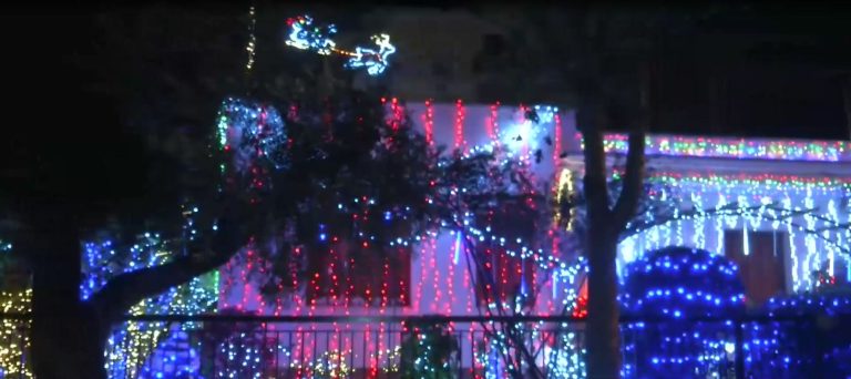 Αυτό είναι το πιο χριστουγεννιάτικο σπίτι – Βρίσκεται στο Χαλάνδρι και χρειάστηκαν 20 μέρες και 20.000 λαμπιόνια για τον στολισμό