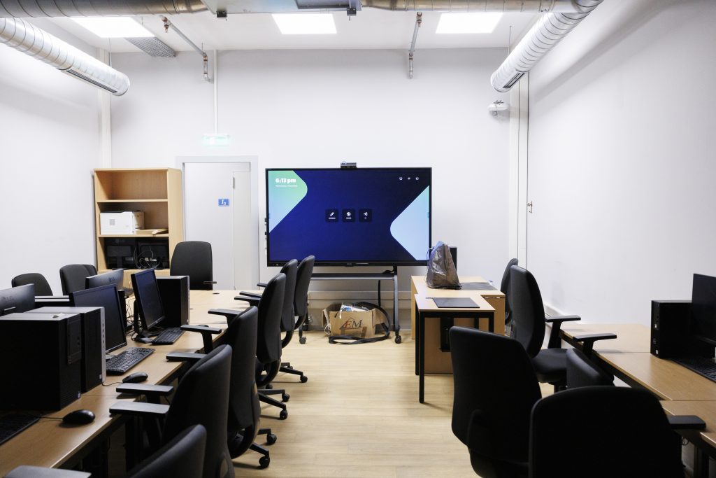 Θεσσαλονίκη: Εγκαινιάστηκε η βιβλιοθήκη της ΣΘΕ στον χώρο όπου υπήρχε η κατάληψη του Βιολογικού