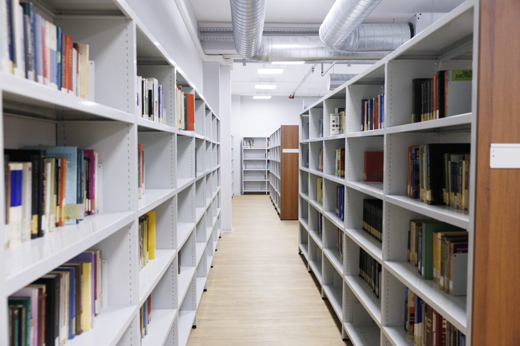 Θεσσαλονίκη: Εγκαινιάστηκε η βιβλιοθήκη της ΣΘΕ στον χώρο όπου υπήρχε η κατάληψη του Βιολογικού