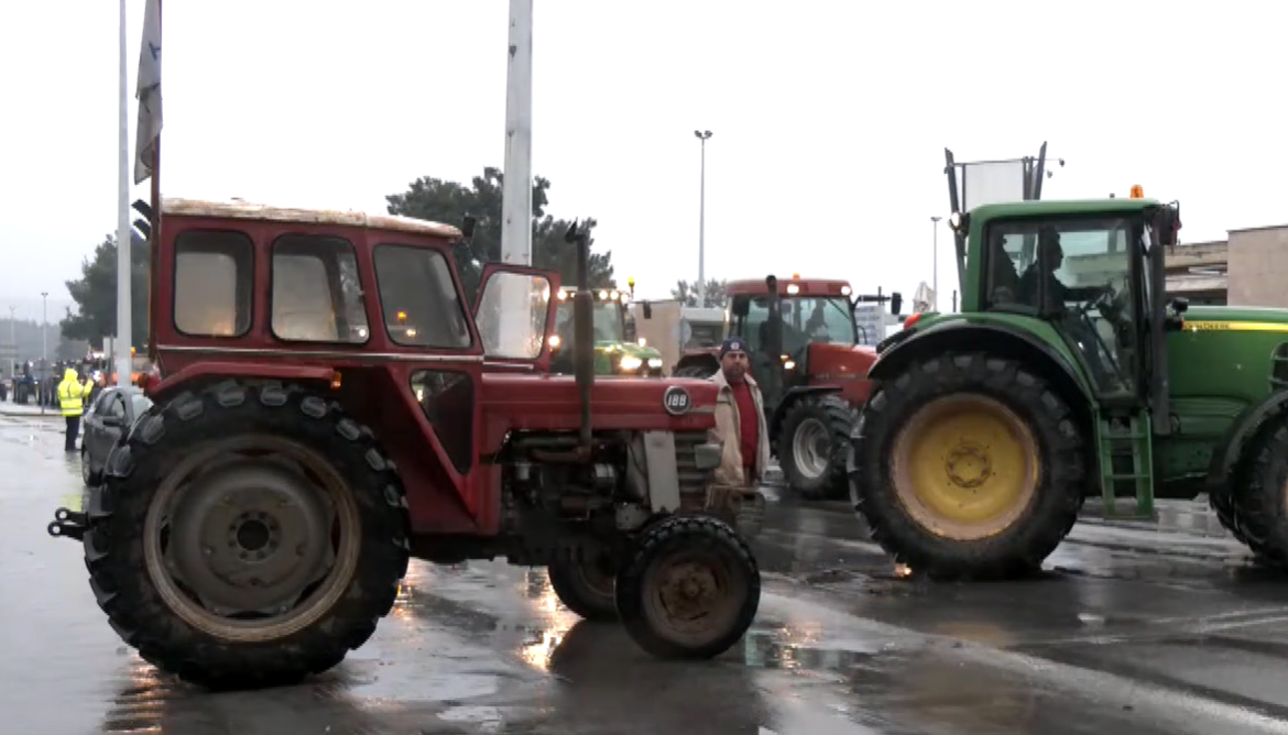 Κλειστό το Τελωνείο Ευζώνων- Αγρότες έκλεισαν την παλαιά εθνική Θεσσαλονίκης-Έδεσσας -και στα δύο ρεύματα, στην είσοδο της Χαλκηδόνας