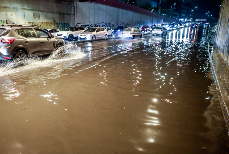 Κακοκαιρία Byron: Πού εστιάζονται τα προβλήματα – Κλειστοί δρόμοι και διακοπή στη γραμμή 7 του τραμ