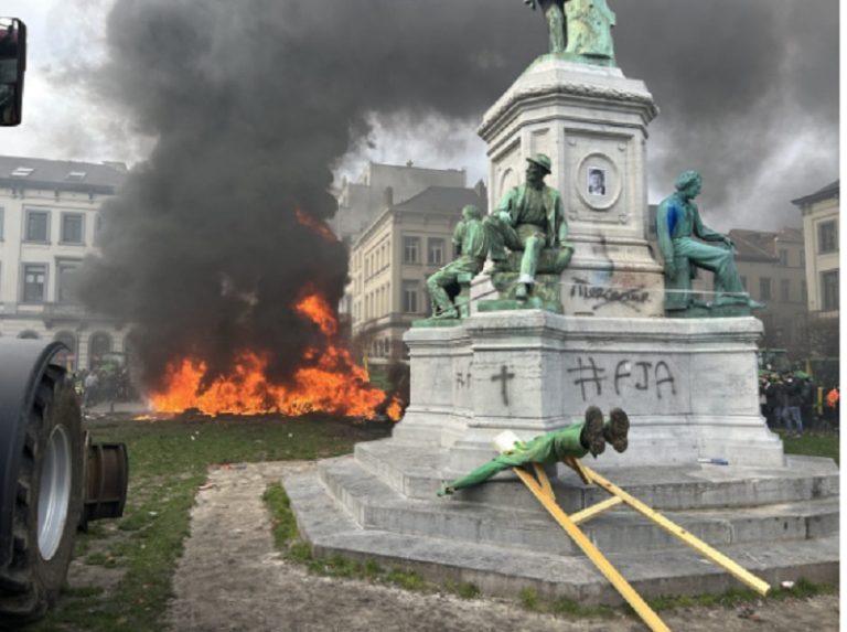 Χάος στις Βρυξέλλες, στον αέρα η Mercosur: Απόβαση 10.000 αγροτών, σοβαρά επεισόδια και συγκρούσεις με την αστυνομία