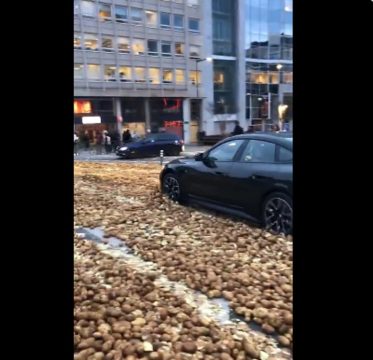 Θεσσαλονίκη: Άφησαν τα ανήλικα παιδιά τους να κοιμούνται σε αυλή νεόκτιστου σπιτιού