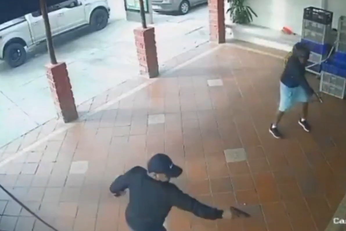 Εκουαδόρ: Η στιγμή της εκτέλεσης ποδοσφαιριστή M. Πινέιντα και της συζύγου του στη μέση του δρόμου