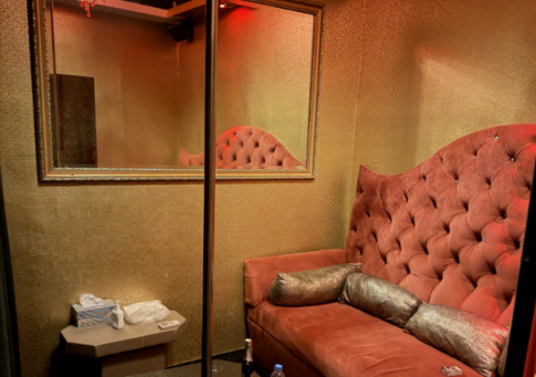 ΗΠΑ – Αρχεία Έπστιν: Σάλος για τα δημοσιευμένα έγγραφα – Στιγμιότυπα με Κλίντον, Τζάκσον και Τζάγκερ, αλλά και καταγγελίες για «επιλεκτικές περικοπές»