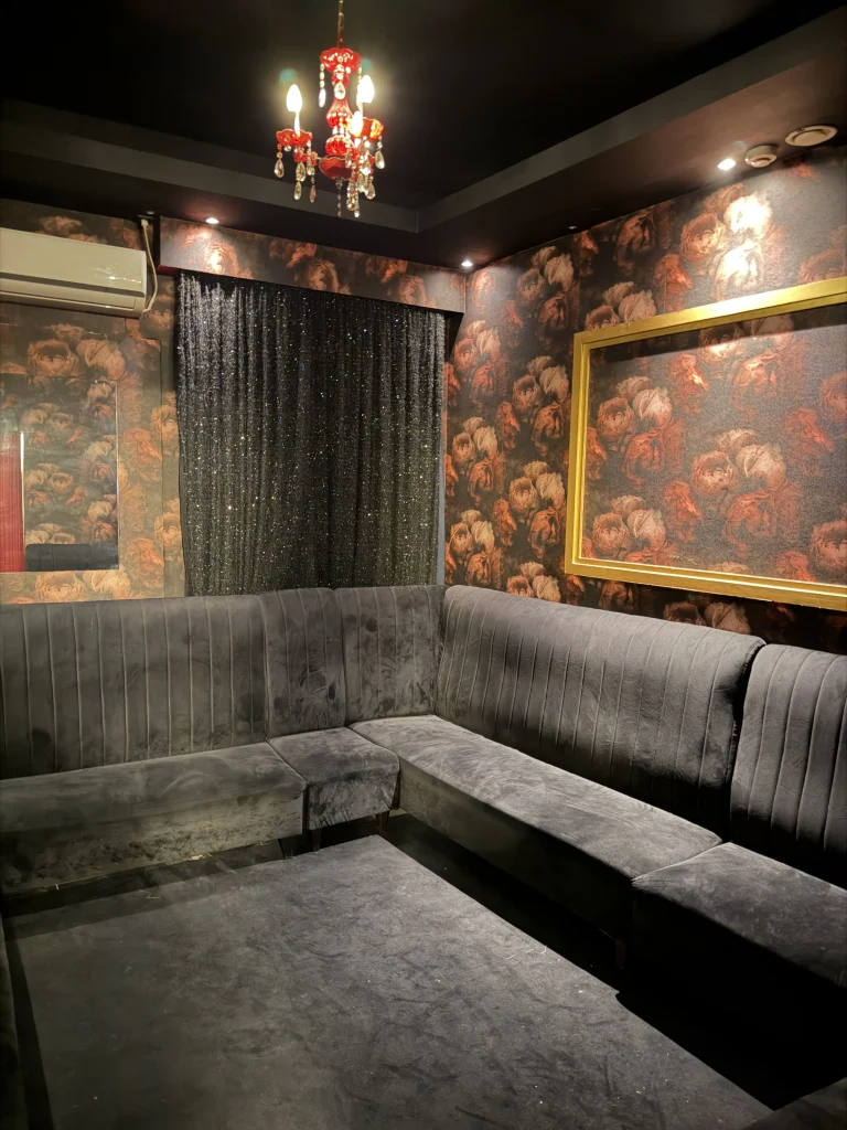 Έλεγχοι σε καταστήματα “STRIPSHOW” – Σύλληψη 5 ατόμων που προήγαγαν αλλοδαπές στην πορνεία