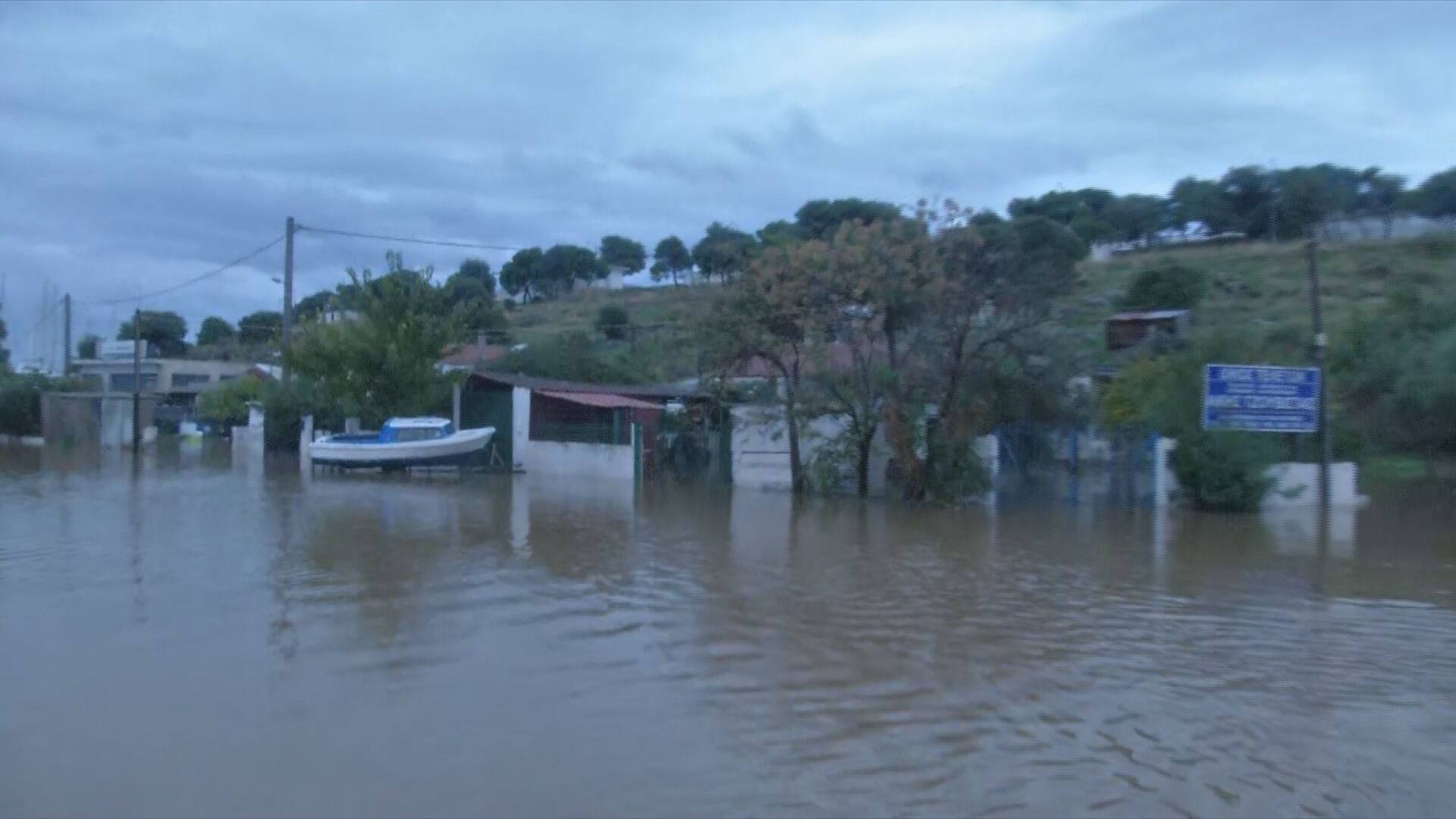 Ποτάμια οι δρόμοι στη Νέα Πέραμο: Απέραντη λίμνη κάτω από την Παλαιά Εθνική κατέγραψε η κάμερα του ΕΡΤnews