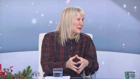 Χριστούγεννα στο βουνό: Το αδιαχώρητο στις χιονοδρομικές πίστες – Πέτρινα σπίτια και καλντερίμια μαγεύουν τους επισκέπτες