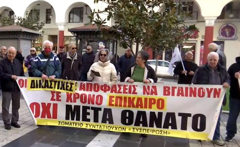 Πτολεμαΐδα: Τενίστες ντυμένοι Άγιοι Βασίληδες διασκεδάζουν στο κέντρο της πόλης