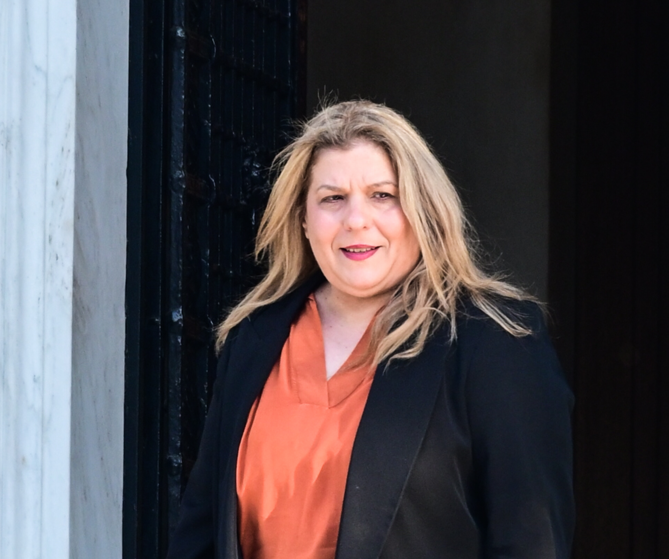 Στο Μαξίμου οι βουλευτές της ΝΔ μετά από κάλεσμα Μητσοτάκη – Οι ευχές, οι συζητήσεις και το ασημένιο γούρι