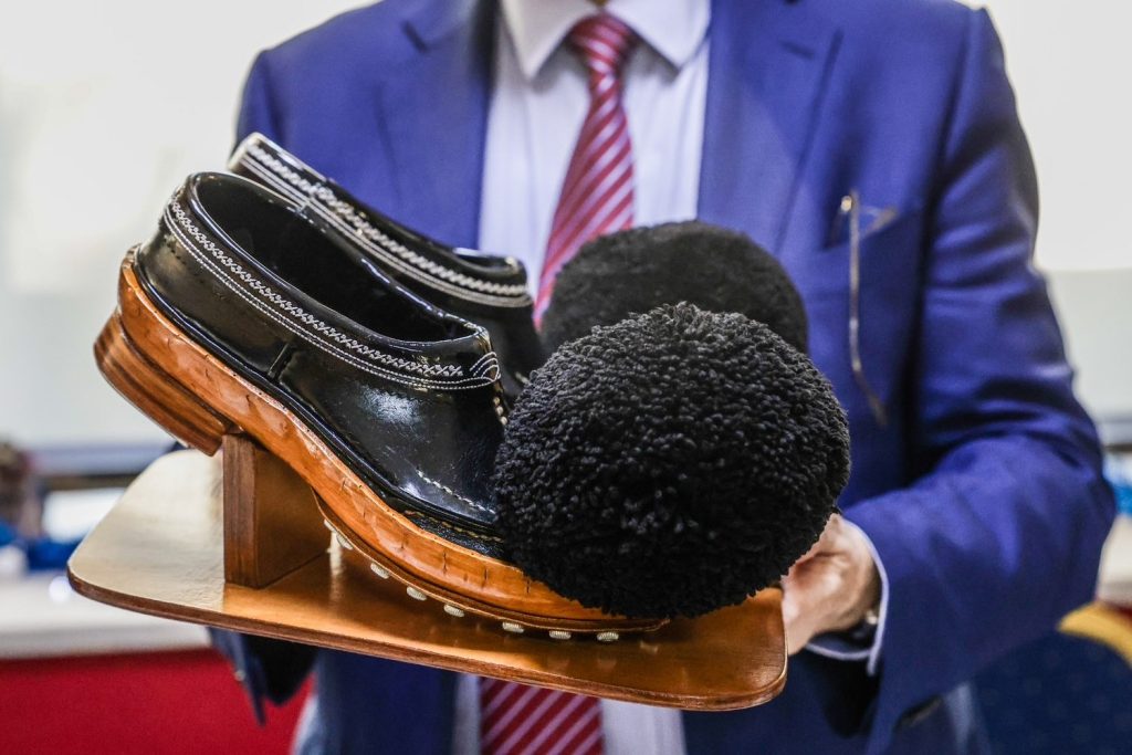 Τσαρούχια από την Ήπειρο στον Πρόεδρο της Δημοκρατίας