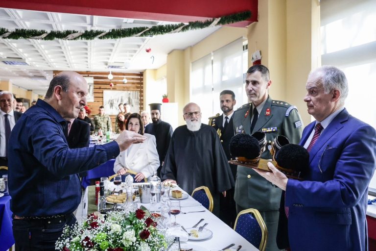 Τσαρούχια από την Ήπειρο στον Πρόεδρο της Δημοκρατίας