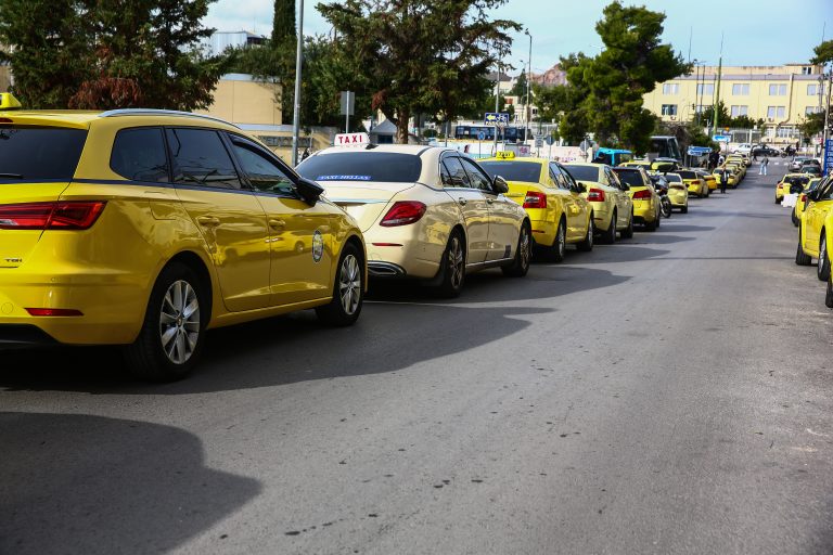 Συνεχίζεται η απεργία των ταξί – Συγκέντρωση στο Υπουργείο Μεταφορών