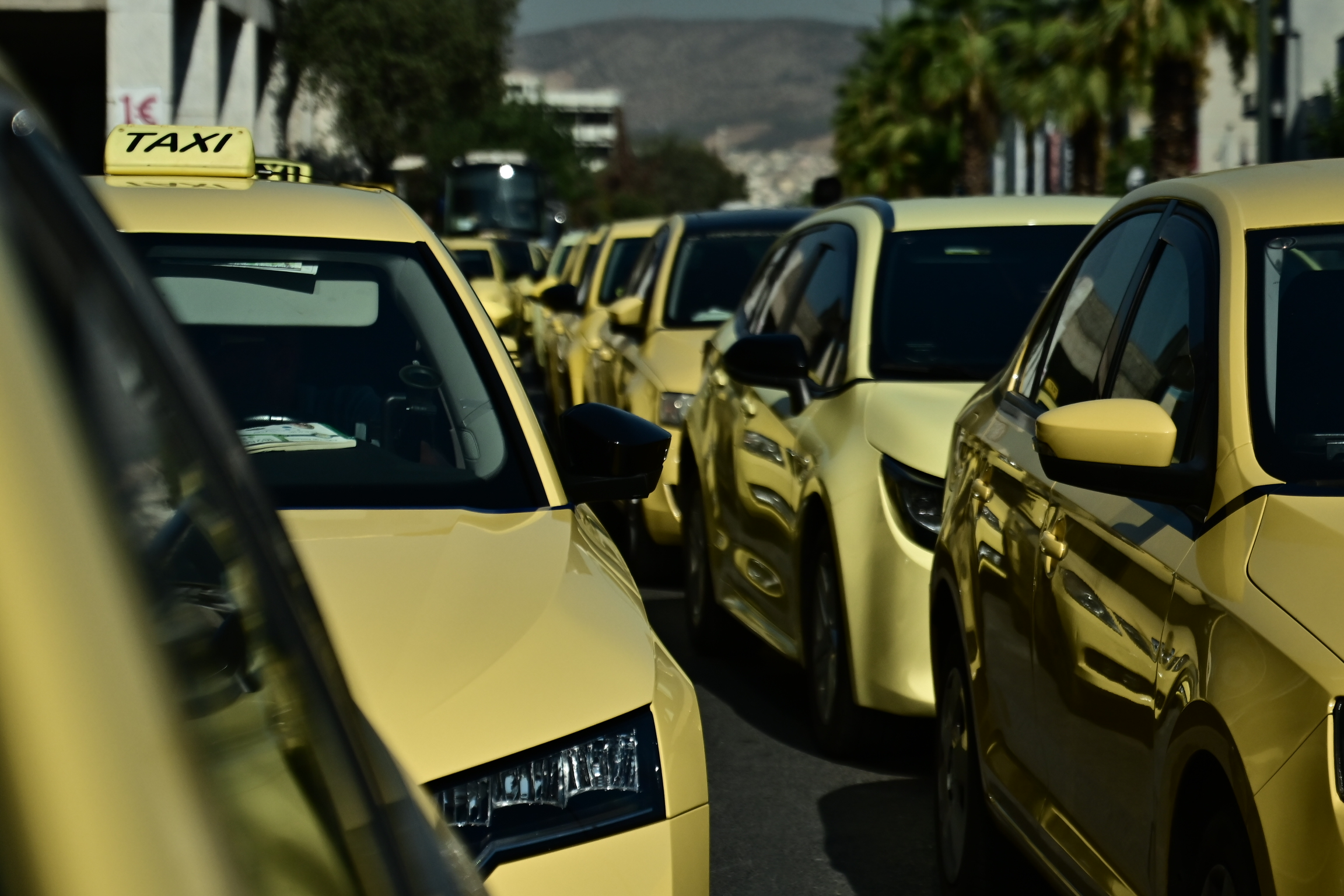 Χωρίς ταξί την Τρίτη και την Τετάρτη η χώρα – 48ωρη προειδοποιητική πανελλαδική απεργία προκήρυξε η ΠΟΕΙΑΤΑ