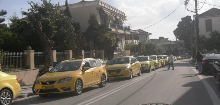 Διαμαρτυρία οδηγών ταξί με μηχανοκίνητη πορεία στους δρόμους της Μυτιλήνης