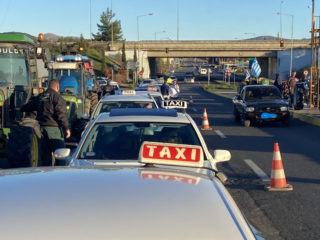 Στο μπλόκο της Τρίπολης με αυτοκινητιστική πορεία οι επαγγελματίες οδηγοί του ταξί