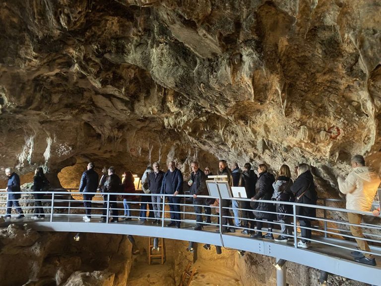 Στο σπήλαιο της Θεόπετρας τα μέλη του Μορφωτικού Ιδρύματος της Ένωσης Συντακτών Θεσσαλίας