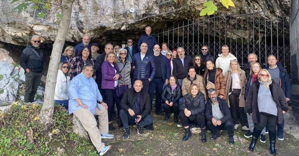Στο σπήλαιο της Θεόπετρας τα μέλη του Μορφωτικού Ιδρύματος της Ένωσης Συντακτών Θεσσαλίας