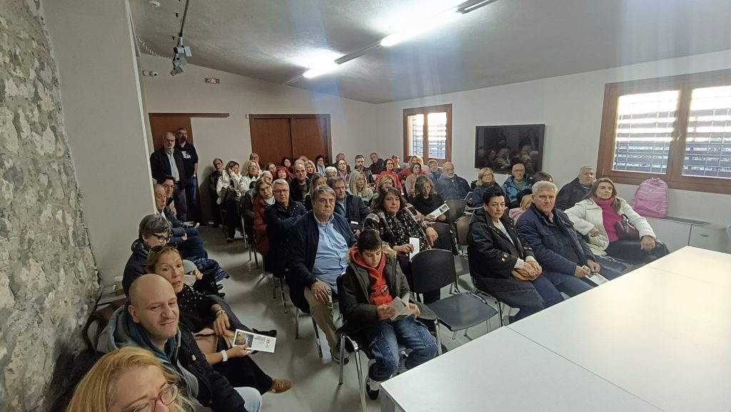 Στο σπήλαιο της Θεόπετρας τα μέλη του Μορφωτικού Ιδρύματος της Ένωσης Συντακτών Θεσσαλίας