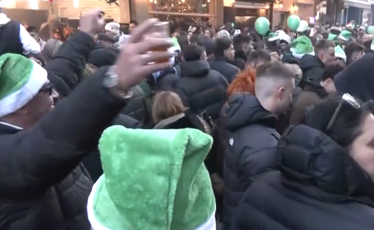 Θεσσαλονίκη: Άναψε το γλέντι στη Β. Ηρακλείου – Μουσική, χορός και φαγητό πριν την αλλαγή του έτους