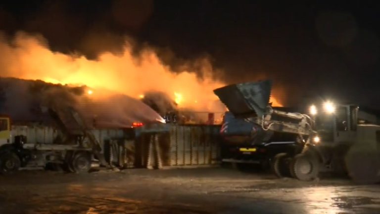 Φωτιά σε εταιρεία ανακύκλωσης στα Διαβατά – Επιχειρουν ισχυρές δυνάμεις