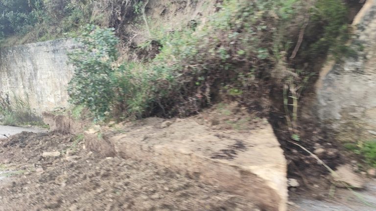 Κέρκυρα: Με δυσκολία η κυκλοφορία σε πολλά σημεία του νησιού λόγω κατολισθήσεων