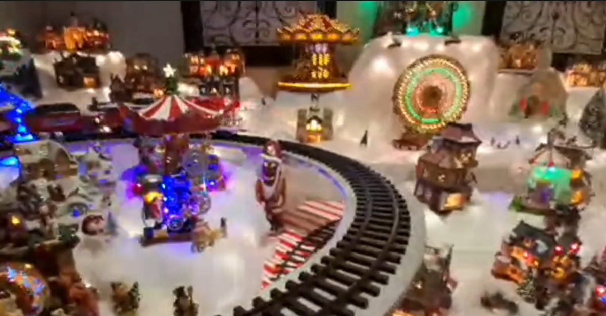 Σημείο αναφοράς στο Τορόντο το στολισμένο σπίτι ομογενών – Τι δήλωσαν στο ΕΡΤnews