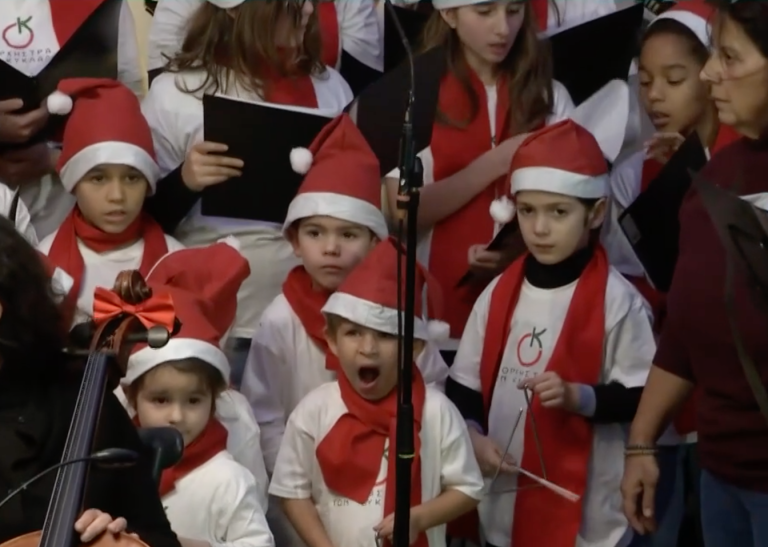 Σύρος: Το χριστουγεννιάτικο δέντρο “πρόλαβε” τον Byron