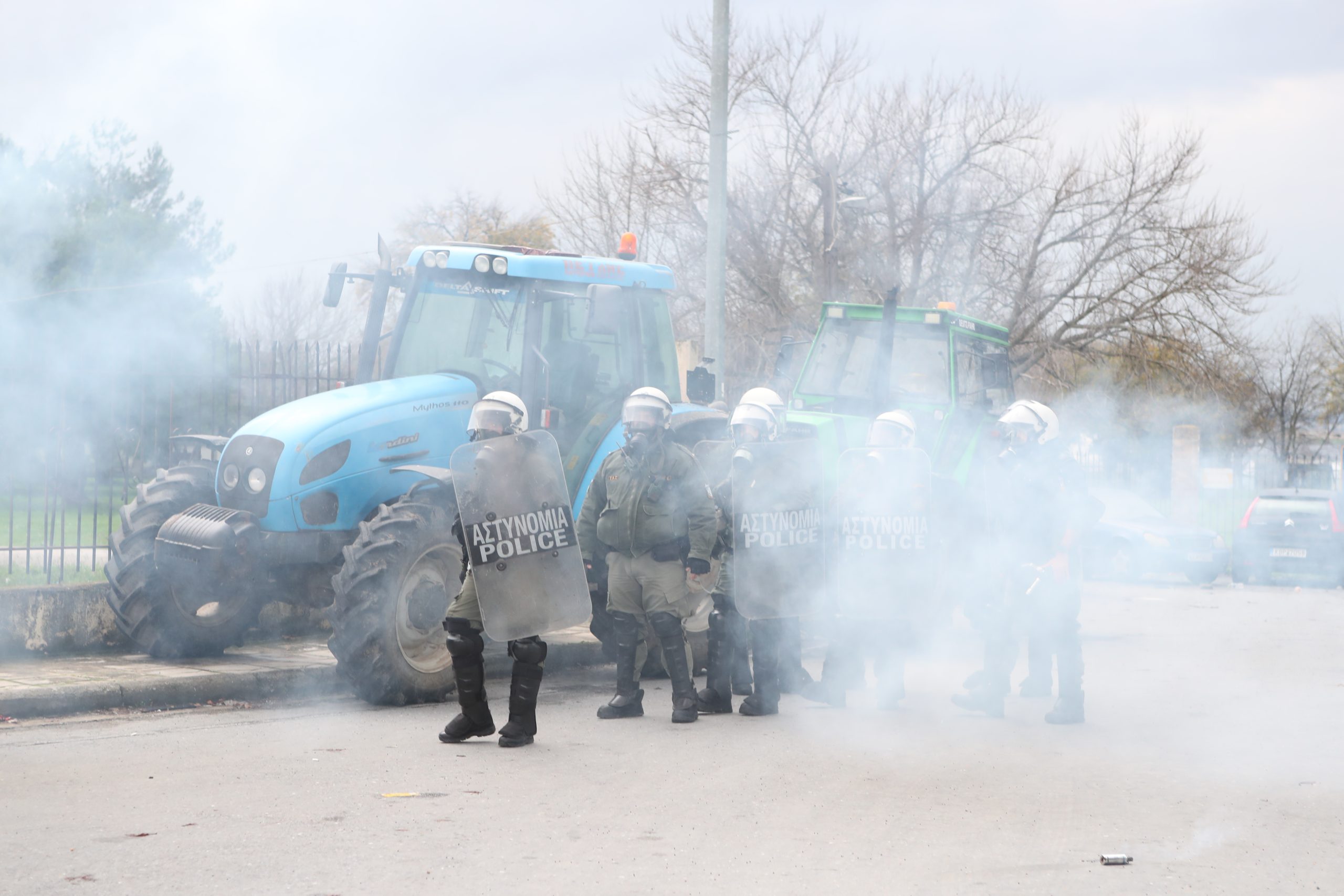 Θεσσαλονίκη: Αστυνομικός τραυματίστηκε από πέτρα κατά τη διάρκεια της έντασης μεταξύ αγροτών και δυνάμεων της αστυνομίας