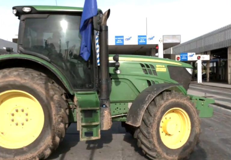 Αγρότες της Παιονίας απέκλεισαν το τελωνείο των Ευζώνων