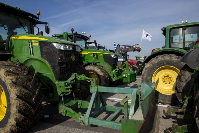 Έκλεισαν το τελωνείο Ευζώνων οι αγρότες