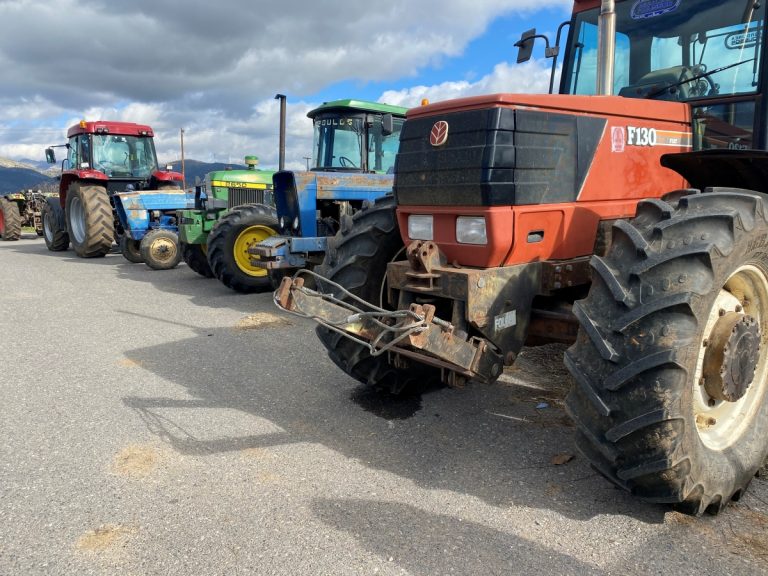 Μπλόκο αγροτών στην είσοδο της Σπάρτης και αποκλεισμός του δρόμου την Τετάρτη