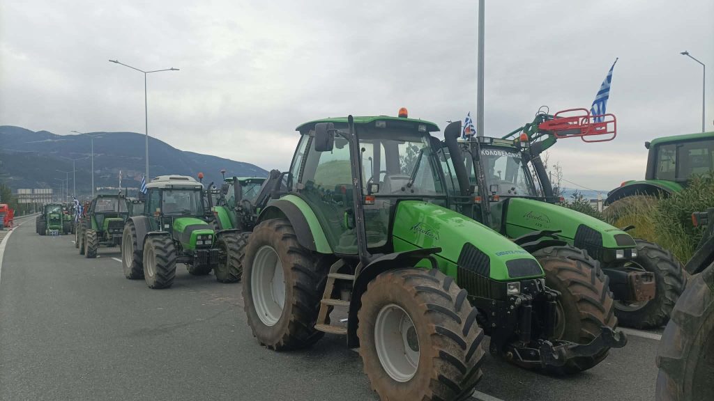 Παραμένουν στα μπλόκα οι αγρότες της Αχαΐας – Άνοιγμα ενός ρεύματος κυκλοφορίας ενόψει εορτών
