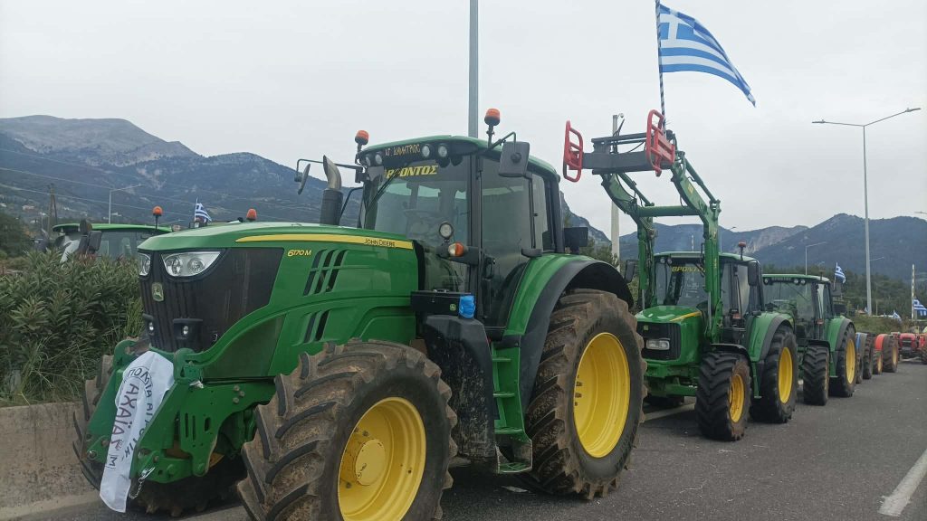 Παραμένουν στα μπλόκα οι αγρότες της Αχαΐας – Άνοιγμα ενός ρεύματος κυκλοφορίας ενόψει εορτών