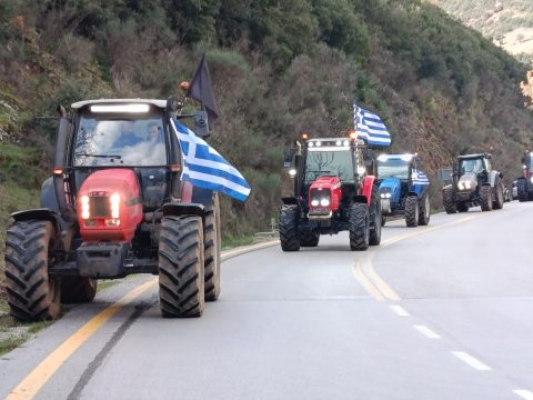 Στο νοσοκομείο του Βόλου μεταφέρθηκε γυναίκα οδηγός μετά από τροχαίο στην Αγριά