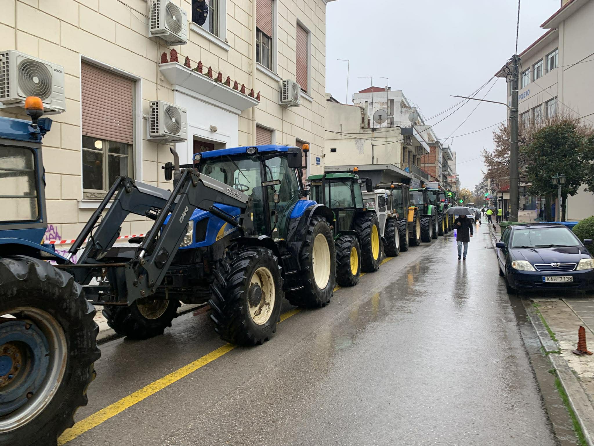 Δικαστήρια Καρδίτσας: Συγκέντρωση συμπαράστασης αγροτών στον πρόεδρο της Ομοσπονδίας Αγροτικών Συλλόγων Κ. Τζέλα