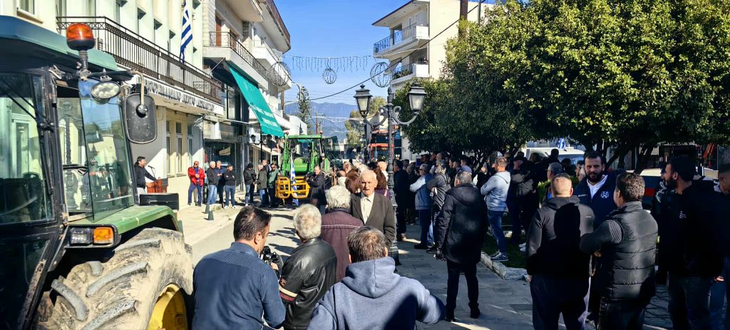 Μηχανοκίνητη πορεία στο Μεσολόγγι από τους αγρότες της Αιτωλοακαρνανίας – Απέκλεισαν το κτήριο της Περιφέρειας