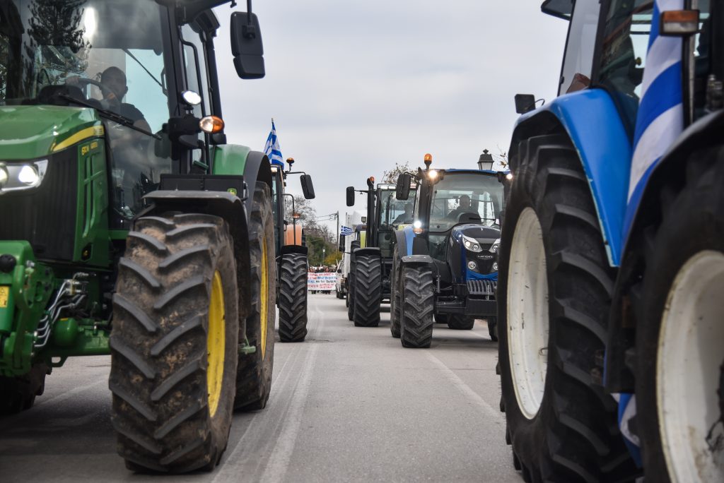 Συμβολικοί αποκλεισμοί και των παρακαμπτηρίων σήμερα, άνοιγμα διοδίων το Σαββατοκύριακο – Σύσκεψη το μεσημέρι στη Νίκαια