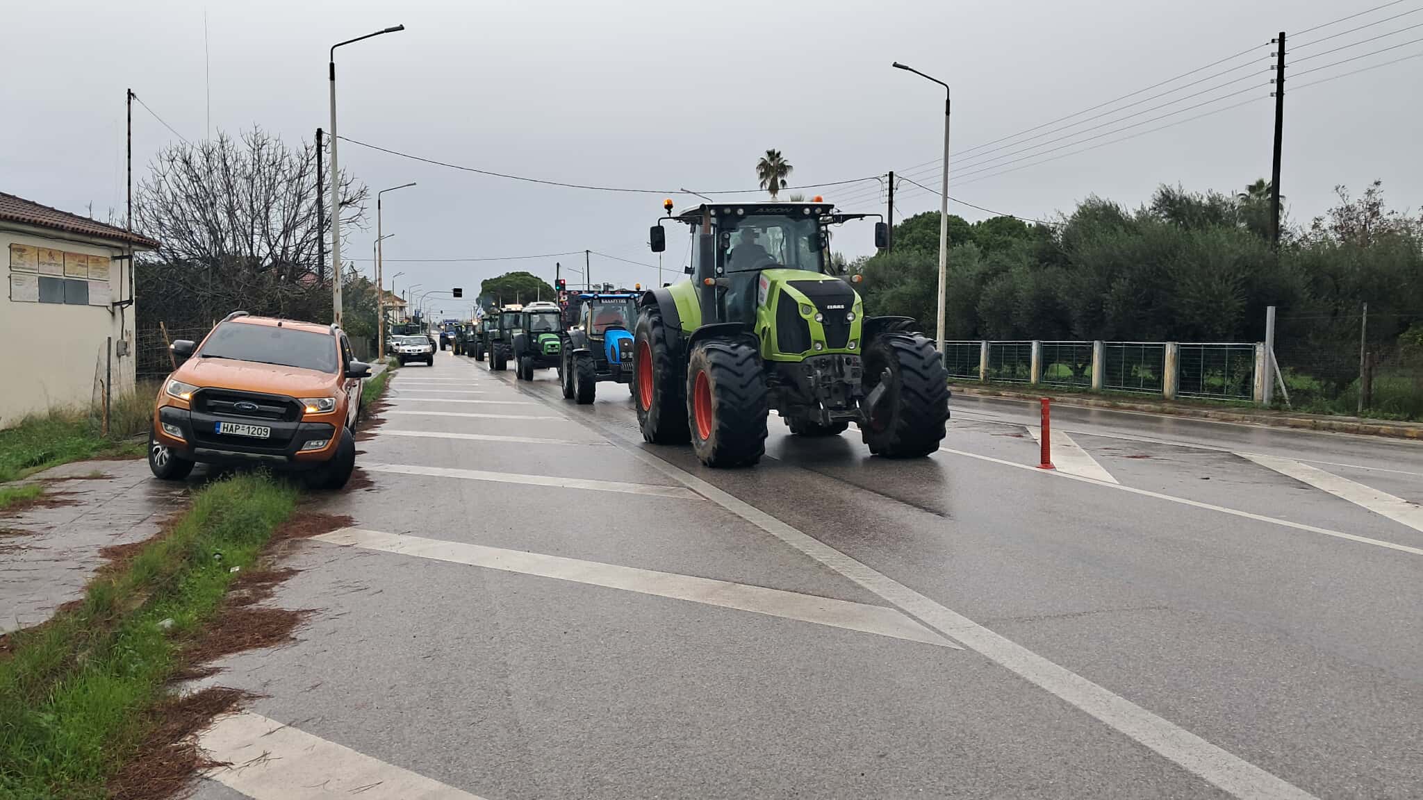 Κομβόι αγροτικών οχημάτων στην Πατρών Πύργου – Συνάντηση με τον υπουργό Μεταφορών επιδιώκουν οι αγρότες