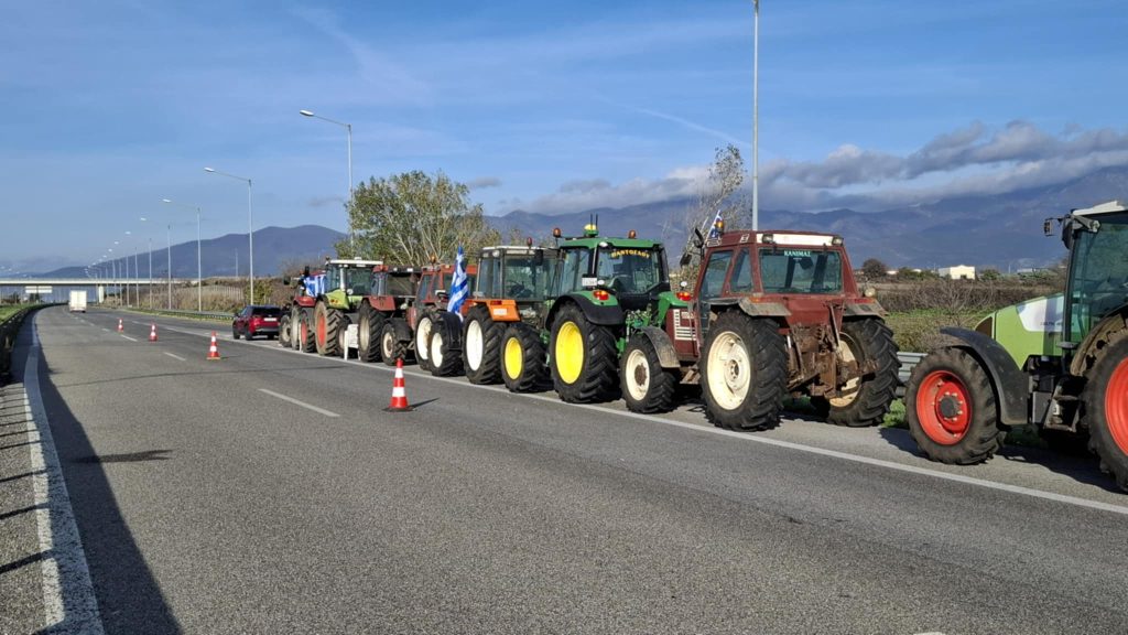 Κομοτηνή: Παραταγμένα τα τρακτέρ στην στην Εγνατία Οδό – Κανονικά η κυκλοφορία των οχημάτων
