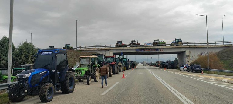 Κλιμακώνονται οι αγροτικές κινητοποιήσεις στον Φιλώτα – Κλείνει σήμερα η Ε.Ο Πτολεμαΐδας–Φλώρινας