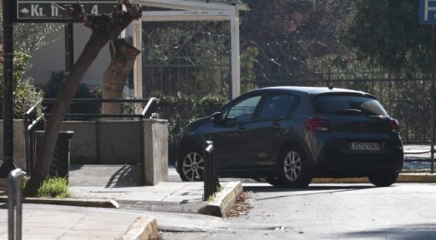 Με κλεμμένο όχημα συνελήφθη 25χρονος τράπερ στη Γλυφάδα – Προ ημερών τού είχε αφαιρεθεί η ηλεκτρονική επιτήρηση