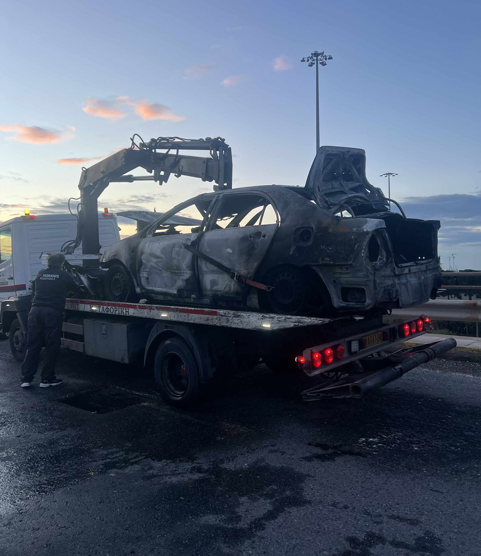 Τροχαίο στο Φάληρο: Αυτοκίνητο κάηκε ολοσχερώς μετά τη σύγκρουση