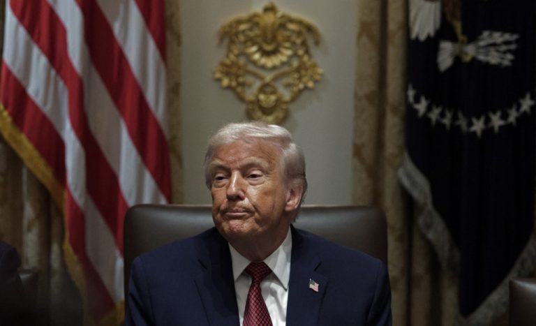 ΗΠΑ: Ο Τραμπ προειδοποιεί το Ανώτατο Δικαστήριο να μην μπλοκάρει τους τελωνειακούς δασμούς