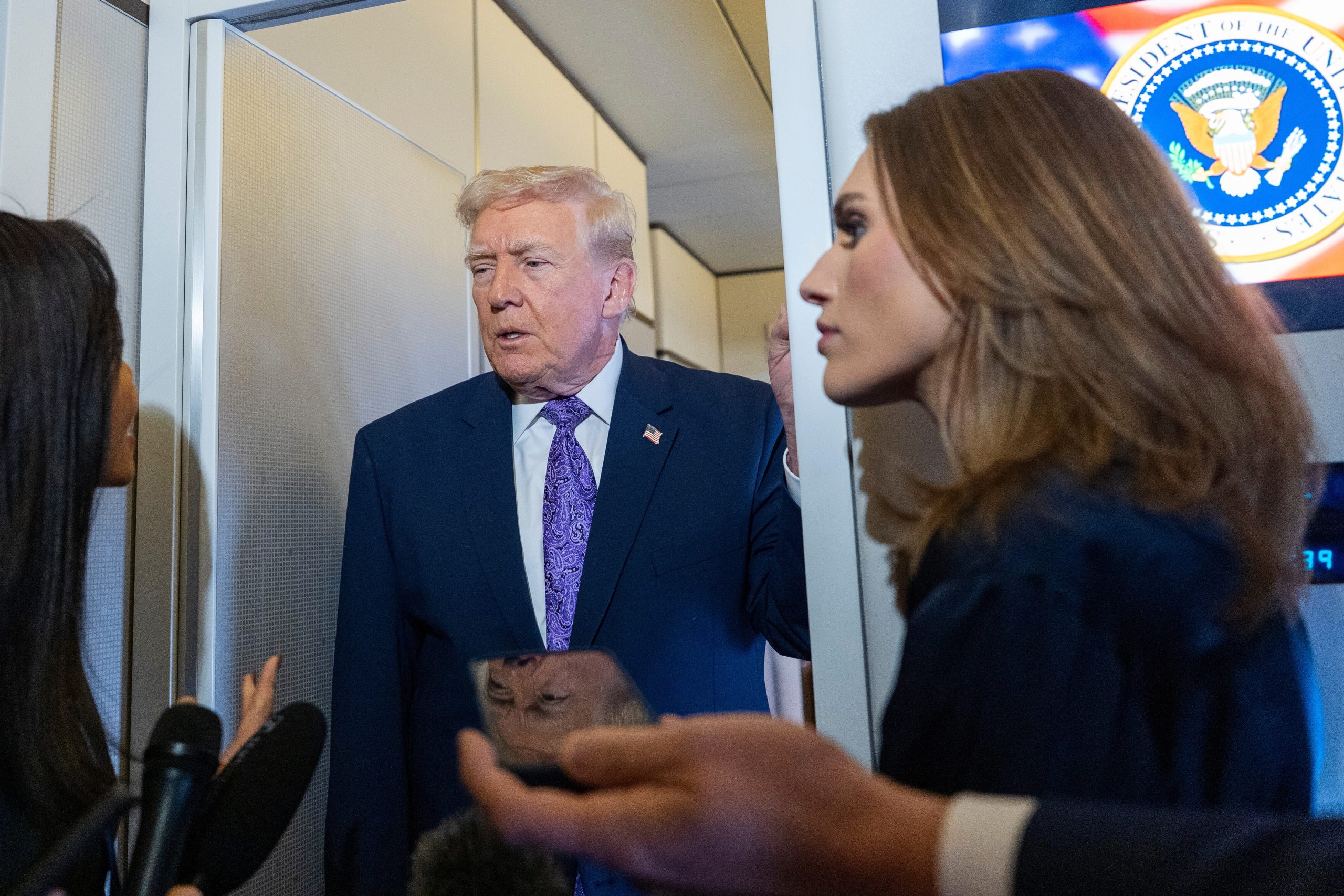 Ο Τραμπ «θα εξετάσει» δημοσιεύματα σχετικά με διπλό φονικό πλήγμα εναντίον ταχύπλοου στην Καραϊβική 