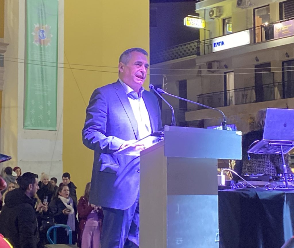 Φωταγωγήθηκε το Χριστουγεννιάτικο δέντρο της Τρίπολης