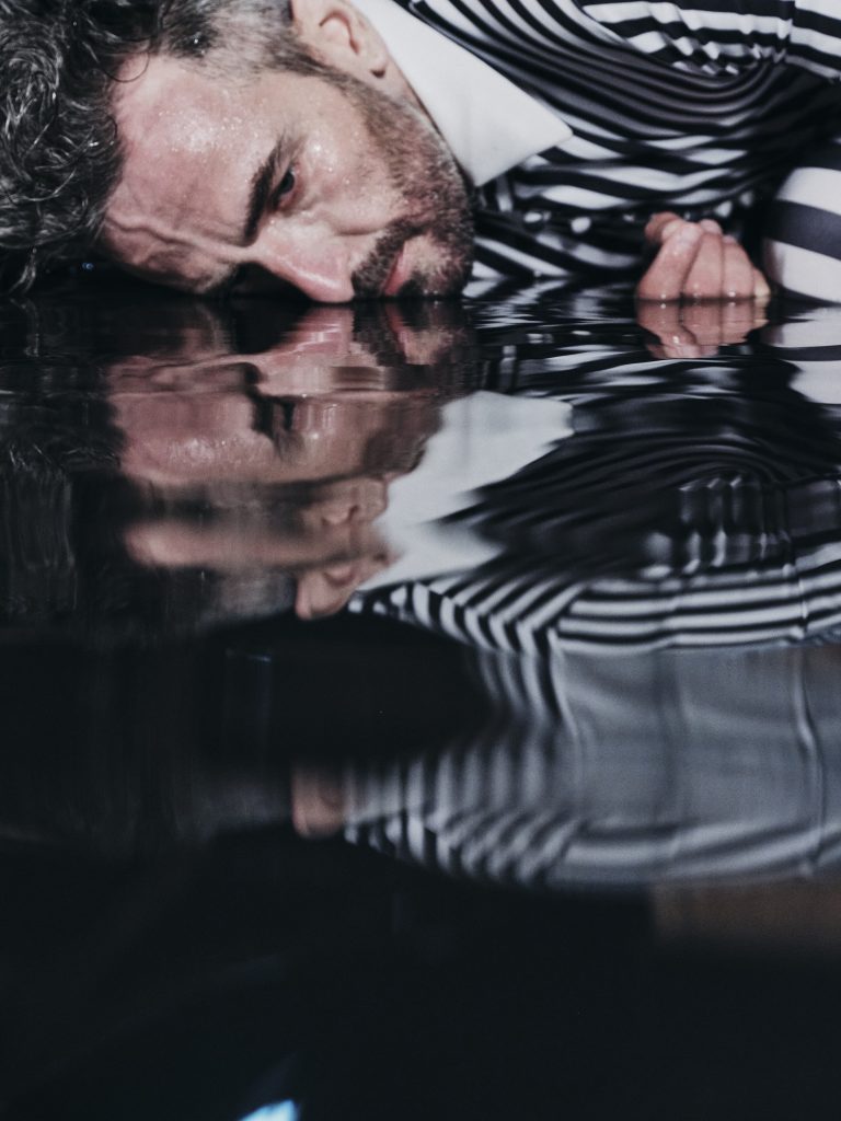 «Tο όνειρο ενός γελοίου»: Παράταση παραστάσεων για την sold out μυσταγωγία της Έφης Μπίρμπα και του Άρη Σερβετάλη