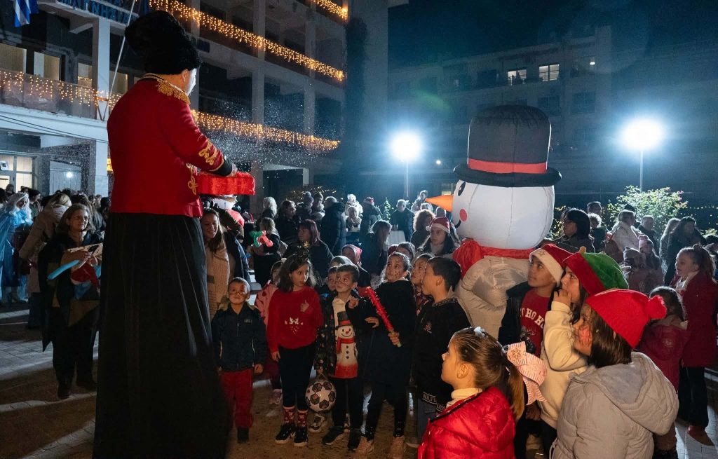 Χριστουγεννιάτικες νότες, χαμόγελα και παιδικές φωνές στο προαύλιο του Διοικητηρίου στον Βόλο