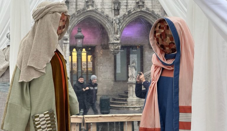 Βέλγιο: Αντιδράσεις για τη φάτνη με απρόσωπες φιγούρες – Τι απαντά η δημιουργός