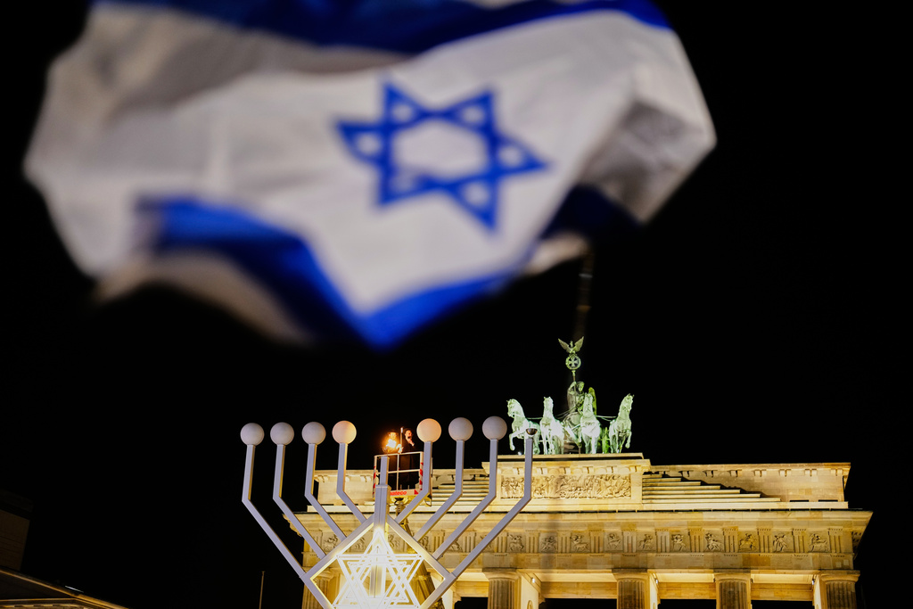 Ενισχύονται τα μέτρα ασφαλείας σε εορταστικές εκδηλώσεις για το Χάνουκα σε όλο τον κόσμο μετά το μακελειό στο Σίδνεϊ